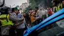 Massa HMI menghadang sebuah taksi saat melakukan demo di Jalan Cikini, Jakarta, Sabtu (8/10). Mereka menuntut Basuki Tjahaja Purnama (Ahok) mempertanggungjawabkan pernyataannya yang dinilai mencederai kitab suci Alquran. (Liputan6.com/Faizal Fanani)