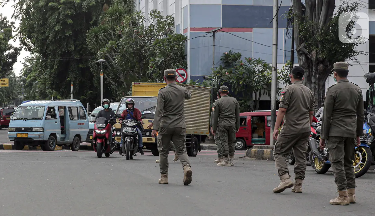 Petugas Satpol PP melakukan razia masker di kawasan Kota Tua, Jakarta, Kamis (24/2/2022). Perpanjangan PPKM level 3 untuk Jabodetabek berlaku selama sepekan, yakni sejak 22-28 Februari 2022 mendatang. (Liputan6.com/Faizal Fanani)
