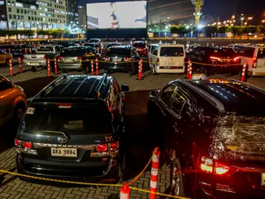 Deretan kendaraan berisi orang-orang yang sedang menonton film terlihat di bioskop drive-in yang dibuka di area parkir sebuah mal di Manila, Filipina, pada 8 September 2020. (Xinhua/Rouelle Umali)