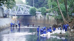 TelkomGroup Angkut 5,1 Ton Sampah dari Kali Krukut di Momen World Cleanup Day