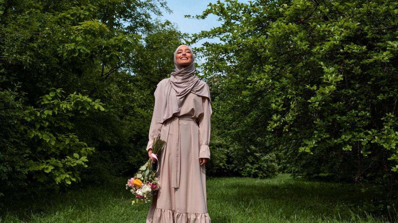 8 Inspirasi Model Gamis Syari Bahan Jatuh Anti Bikin Gerah, OOTD Fleksibel untuk Segala Usia