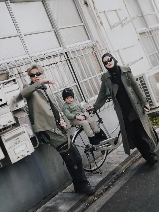 Kenalan coat dark grey yang dipadukan inner dan bawahan serba hitam, penampilan Dinda dan Rey disebut bak Do Do Hee & Jeong Gu Won di serial drama Korea My Demon. [@dindahw]