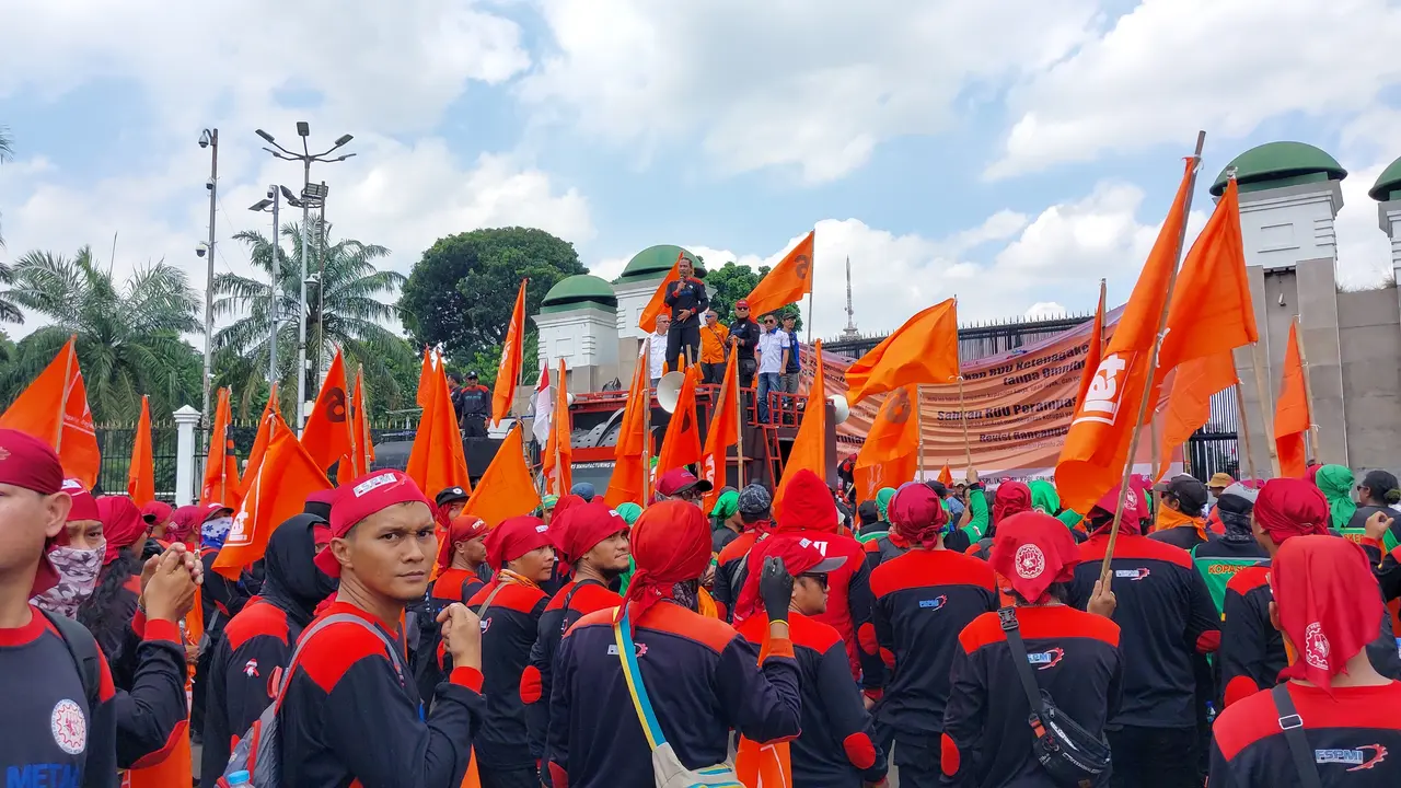 Sejumlah buruh dari kawasan Jabodetabek mulai berdatangan di depan Gedung DPR, Kamis (28/8/2025). (Liputan6.com/Arief)