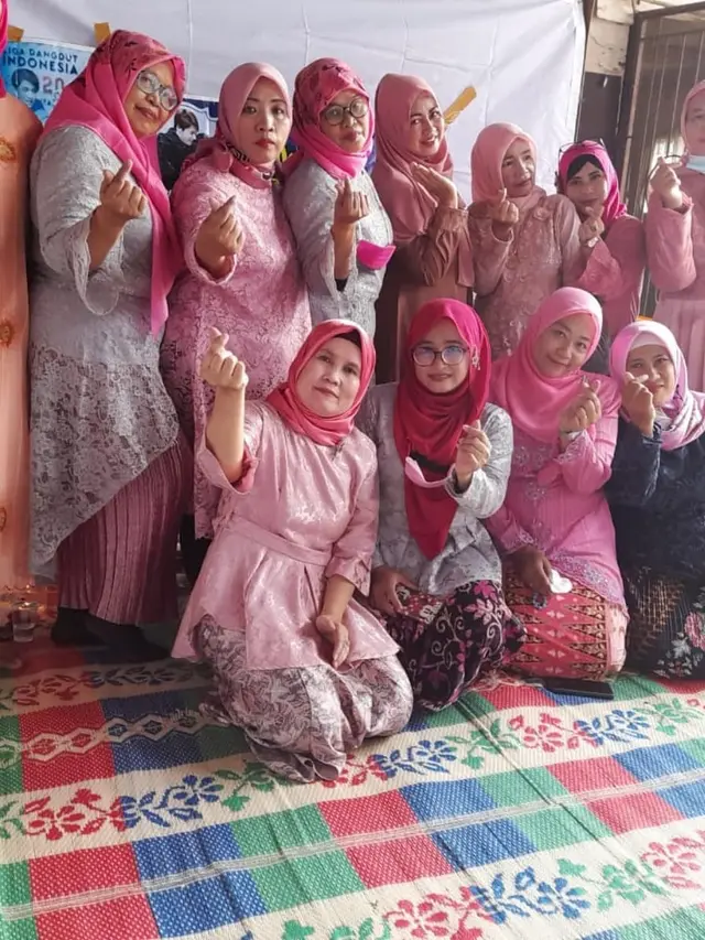 Viral Emak-emak Nobar Acara Lamaran Lesty Kejora dan Rizky Billar, Heboh. (Sumber: Instagram/emak_emakgesrek_real)