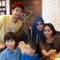 Raffi Ahmad ajak ibunda Nagita Slavina liburan ke Dubai [foto: instagram/rieta_amilia]