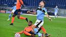 Penyerang Lazio, Ciro Immobile, berebut bola dengan bek Club Brugge, Clinton Mata, pada laga Grup F Liga Champions di Olympic Stadium, Rabu (9/12/2020) dini hari WIB. Lazio bermain imbang 2-2 melawan Club Brugge. (AFP/Tiziana Fabi)