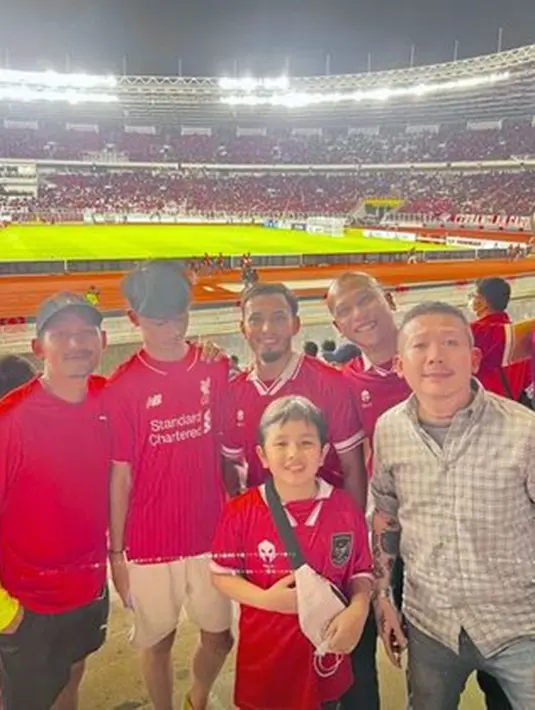 Sama seperti ayahnya, Dhofin Maulana Jamil juga merupakan penggemar sepak bola. Dhofin telah bergabung ke sebuah sekolah sepak bola dan bahkan menjuarai sejumlah turnamen hingga jadi pemain terbaik.(Liputan6.com/IG/@sammysiagian)