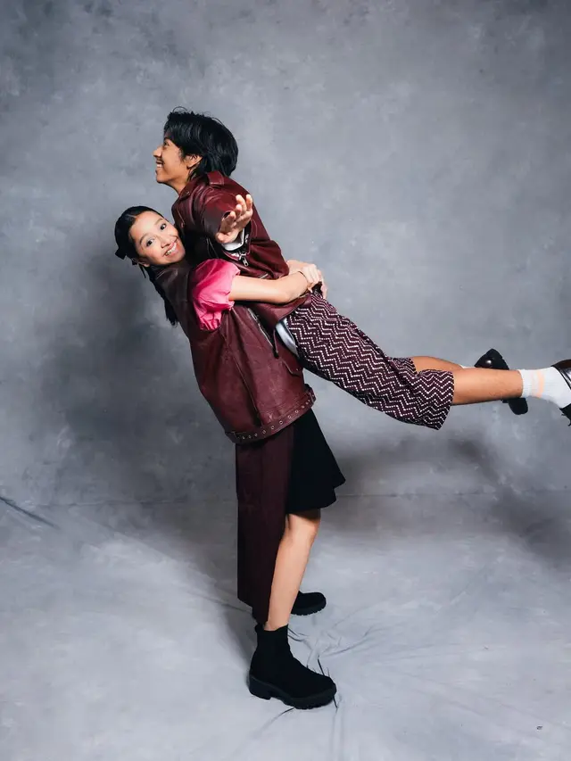 Gaya Unik Foto Keluarga Dwi Sasono dan Widi Mulia, Tampil Hangat dalam Sentuhan Wastra