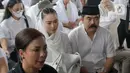Pedangdut, Inul Daratista (tengah) bersama suaminya, Adam Suseno saat menyaksikan prosesi pemakaman penyanyi dan artis legendaris Titiek Puspa di Tempat Pemakaman Umum (TPU) Tanah Kusir, Jakarta Selatan, Jumat, 11 April 2025. (Liputan6.com/Herman Zakharia)