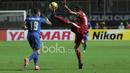 Rizky Pora saat berduel dengan pemain Thailand pada laga Final Piala AFF 2016 di Stadion Pakansari, Bogor, (14/12/2016). (Bola.com/Nicklas Hanoatubun)