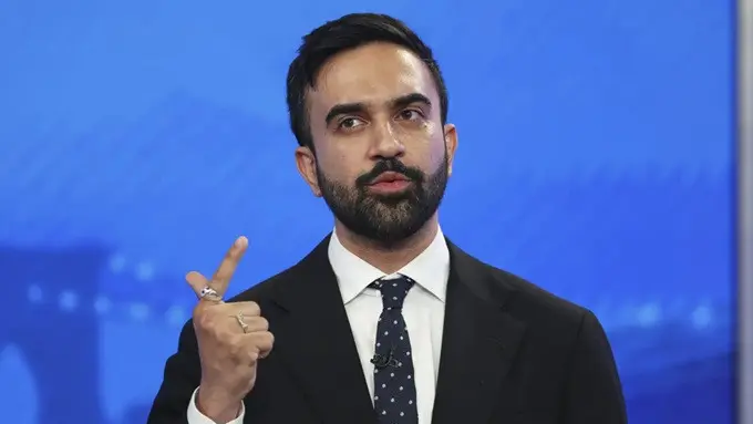 Zohran Mamdani saat berpidato dalam debat pendahuluan kandidat Wali Kota New York City dari Partai Demokrat, Rabu (4/7/2025) di New York, Amerika Serikat.