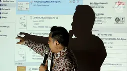Seorang karyawan mempresentasikan hasil scanner Fujitsu ScanSnap iX1500 di Jakarta, Selasa (19/3). Pendatang baru ini telah mengalami peningkatan dalam segi desain, fungsi, dan software dari pendahulunya. (Liputan6.com/Fery Pradolo)