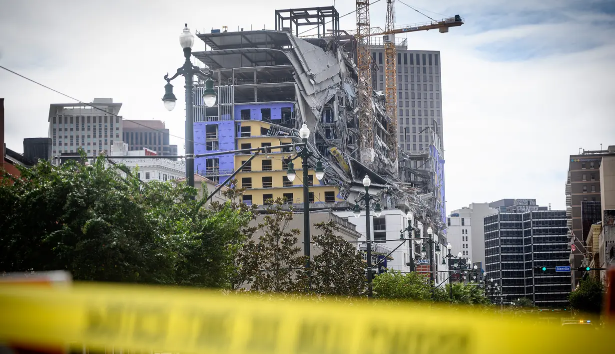 Hotel Hard Rock yang sedang dalam pembangunan di New Orleans ambruk, Sabtu (12/10/2019). Beberapa blok di sekitar area dan jalan-jalan sekitarnya telah ditutup karena derek yang melekat pada bangunan tidak stabil dan bisa runtuh pula. (Emily Kask/30238387A/AFP)