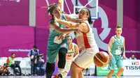 Pebasket Kazakhstan Olga Kolesnikova dihadang pemain Indonesia Priscilla Annabel, saat menggiring bola pada babak penyisihan Grup X Asian Games 2018, di Hall Basket Senayan, Jakarta, Minggu (19/8/2018). ANTARA FOTO/INASGOC/Wahyudin)