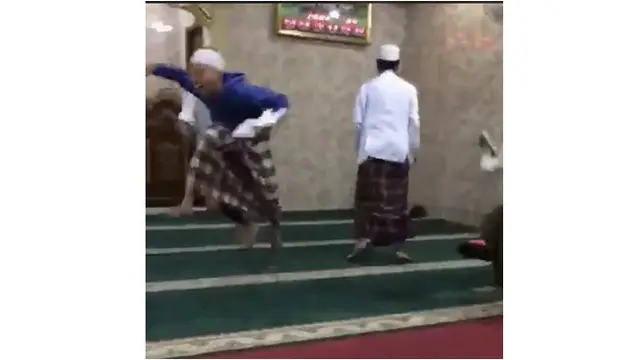 Usaha Para Remaja Mengusir Tikus di Masjid Ini Kocak Abis