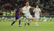 Keisuke Honda saat membela DRX World Legends yang menghadapi Barcelona Legends dalam duel bertajuk "Clash of Legends" di Stadion Utama Gelora Bung Karno (SUGBK), Jakarta Pusat, Sabtu (18/4/2026) malam WIB. (Bola.com/Bagaskara Lazuardi)