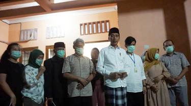 Presiden Jokowi, di rumah duka, Sumber, Surakarta, Rabu (25/3/2020) malam.