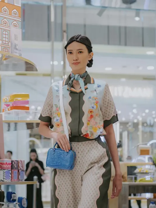 Bisa dikatakan koleksi kali ini mengusung konsep eco friendly. Desain printing yang vibran dicetak dengan tinta bersertifikat eco-friendly di atas bahan rayon premium organik dengan serat natural yang nyaman dikenakan, ditambah aksen twill silk, chiffon pleats dan lace memberikan sentuhan mewah, modern dan modis pada koleksi resort Artkea Bloom x Rama Dauhan ini. [ Foto: dok  Artkea Bloom]