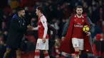 Pemain Arsenal Aaron Ramsey (kanan) membawa bola usai pertandingan melawan Everton dalam Liga Inggris di Stadion Emirates, London (3/2). Dalam pertandingan ini Aaron Ramsey berhasil menyumbang tiga gol untuk Arsenal. (AP Photo / Alastair Grant)