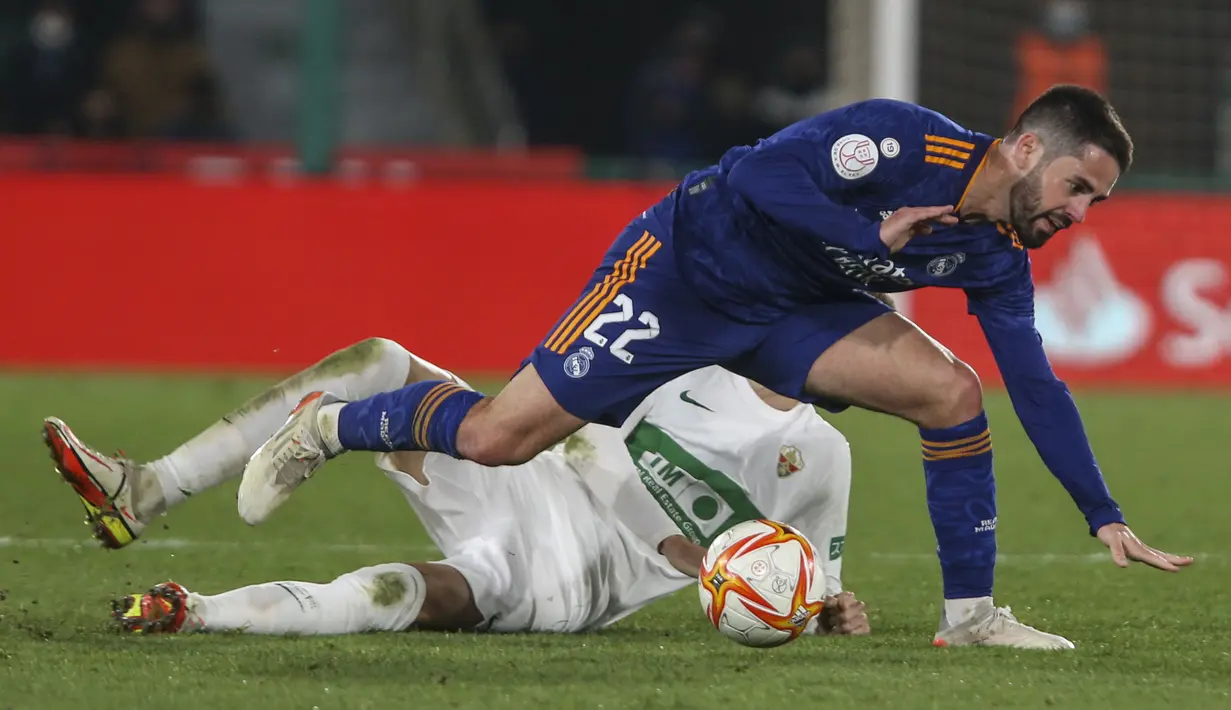 Gelandang Real Madrid, Isco berebut bola saat bertanding melawan Elche selama pertandingan babak 16 besar Copa del Rey di stadion Martinez Valero di Elche, Spanyol, Jumat (21/1/2022). Real Madrid menang tipis atas Elche 2-1. (AP Photo/Alberto Saiz)