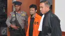 Terdakwa terorisme Tuah Febriwansyah saat akan menjalani sidang di Pengadilan Negeri Jakarta Barat, Selasa (9/2). Ia dijatuhkan pidana 5 tahun penjara dan denda Rp 5 juta subsider 3 bulan kurungan hukuman 5 tahun penjara. (Liputan6.com/Gempur M Surya)