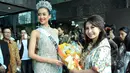Putri Indonesia 2014 Elvira Devinamira mendapat karangan bunga saat tiba di Graha Mustika Ratu, Jakarta usai mengikuti ajang Miss Universe 2014 di Florida International University, AS, Senin (3/2/2015). (Liputan6.com/Panji Diksana)