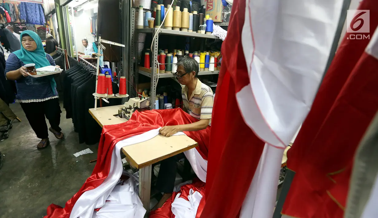 Seorang penjahit mengerjakan pesanan bendera merah putih di Pasar Senen, Jakarta, Selasa (9/8). Jelang peringatan HUT Republik Indonesia ke-72 para penjahit di Pasar Senen mengalami peningkatan pemesanan bendera merah putih. (Liputan6.com/Johan Tallo)