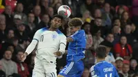 Pemain Timnas Inggris, Marcus Rashford (kiri), berebut bola di udara dengan pemain Timnas Italia, Giovanni Di Lorenzo (tengah) dalam laga lanjutan Kualifikasi Euro 2024 yang digelar di Wembley, London pada Rabu (18/10/2023) dini hari WIB. Rashford berhasil mencetak satu gol dalam pertandingan ini. (AP Photo/Frank Augstein)