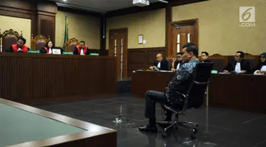 Tersangka dugaan korupsi pengadaan E-KTP, Andi Agustinus/Andi Narogong menjalani sidang perdana di Pengadilan Tipikor, Jakarta, Senin (14/8). Sidang mendengarkan dakwaan Jaksa Penuntut Umum KPK. (Liputan6.com/Helmi Fithriansyah)