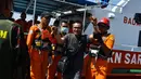 Anak buah kapal (ABK) tanker asing berbendera Bahama, Amparo Denis saat dievakuasi anggota Basarnas di lepas pantai Aceh, Selasa (30/7/2019). Denis langsung dibawa ke Rumah Sakit Umum Zainal Abidin (RSUZA) Banda Aceh untuk mendapatkan pertolongan lebih lanjut. (CHAIDEER MAHYUDDIN/AFP)
