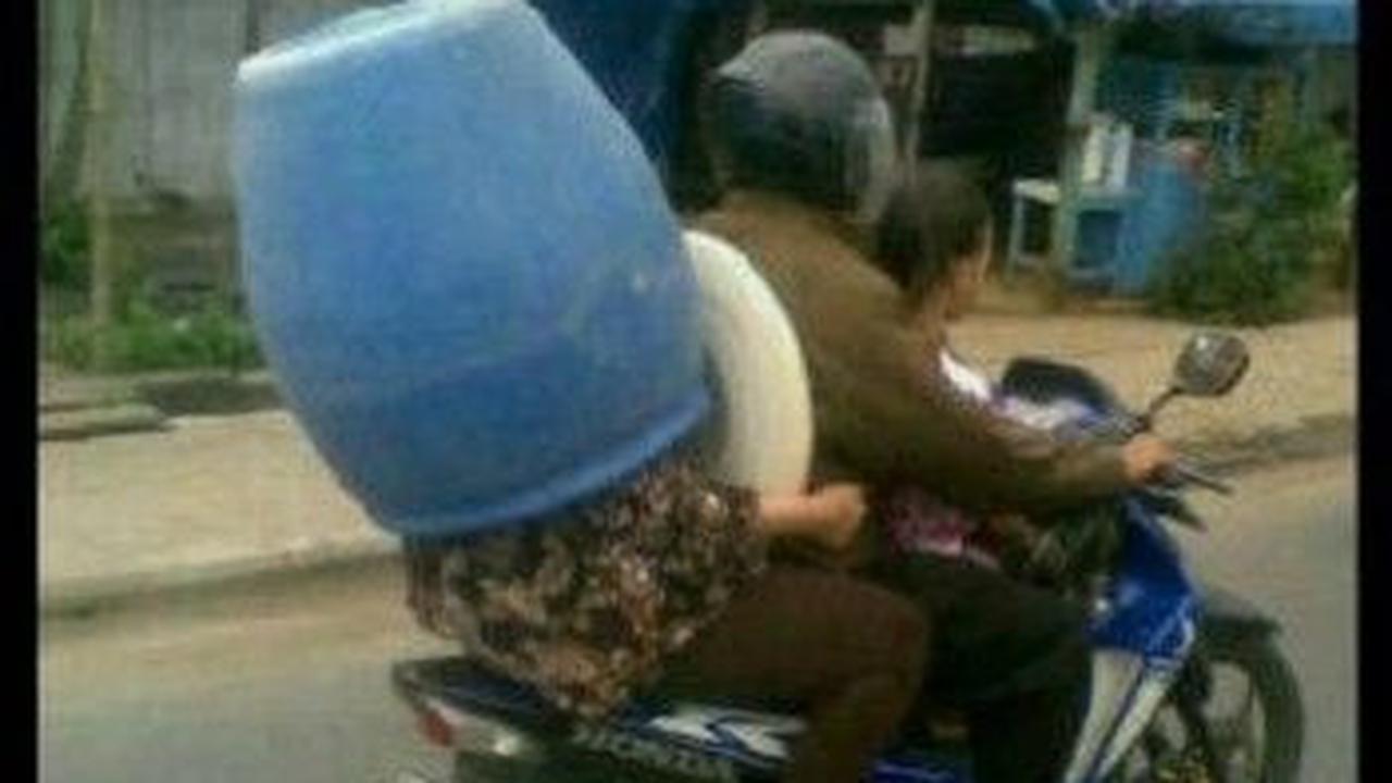 Menggunakan Helm Lebih Praktis dan Efisien