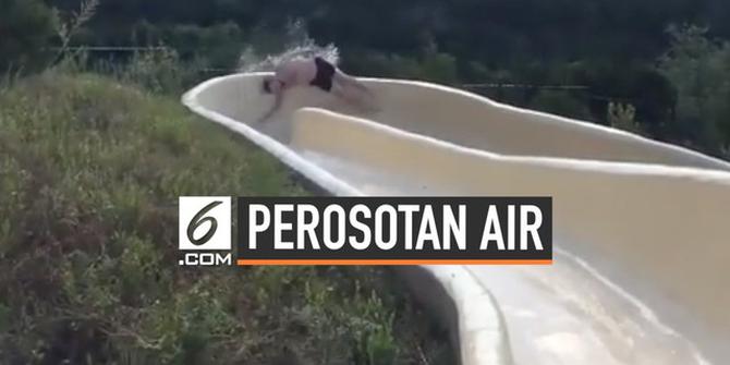 VIDEO: Asyik Main Perosotan Air, Pria ini Terlempar Keluar