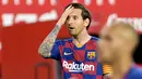 Striker Barcelona, Lionel Messi, tampak kecewa usai timnya gagal meraih kemenangan saat melawan Sevilla dalam laga lanjutan La Liga Spanyol, Sabtu (20/6/2020) dini hari WIB. Barcelona bermain imbang 0-0 atas Sevilla. (AFP/Cristina Quicler)