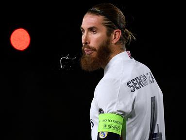 Sergio Ramos merupakan pemain yang baru saja direkrut oleh PSG pada bursa transfer musim 2021/2022. Kepindahannya cukup menggegerkan dunia sepak bola. Ia tercatat telah tampil sebanyak 671 kali dengan 101 gol dan 40 assist untuk Los Blancos sejak musim 2005/2006. (Foto: AFP/Pierre-Philippe Marcou)