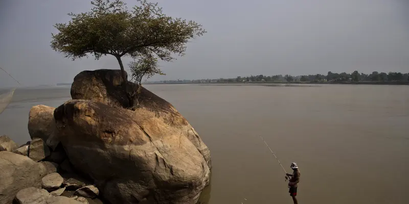 Melihat Suasana Sungai Terbesar di Asia