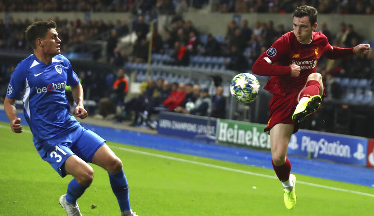 Bek Liverpool, Andrew Robertsone, melepaskan tendangan ke gawang KRC Genk pada laga Liga Champions 2019 di KRC Genk Arena, Rabu (23/10). Liverpool menang 4-1 atas KRC Genk. (AP/Francisco Seco)