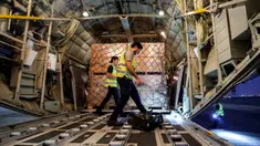 Bantuan kemanusiaan yang disediakan oleh Perserikatan Bangsa-Bangsa dimuat ke dalam pesawat angkut militer C-130H-30 Hercules turboprop milik Angkatan Udara Uni Emirat Arab di Bandara Internasional Dubai sebelum keberangkatan menuju Kairo, pada 19 Oktober 2023. (Giuseppe CACACE/AFP)