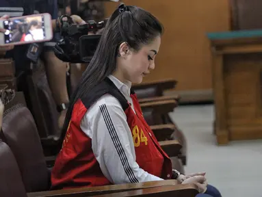 Terdakwa artis Jennifer Dunn menjalani sidang lanjutan di Pengadilan Negeri Jakarta Selatan, Jakarta, Senin (25/6). Sidang tersebut beragendakan pembacaan putusan. (Liputan6.com/Faizal Fanani)