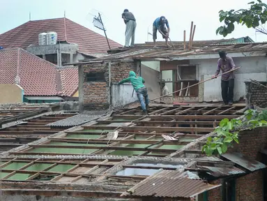 Warga Bukit Duri membongkar atap rumahnya sendiri setelah mendapatkan SP 2 dari Pemprov DKI Jakarta, Rabu (7/9). Sejumlah warga Bukit Duri pilih bongkar rumahnya sendiri usai dapatkan SP 2 penertiban. (Liputan6.com/Yoppy Renato)