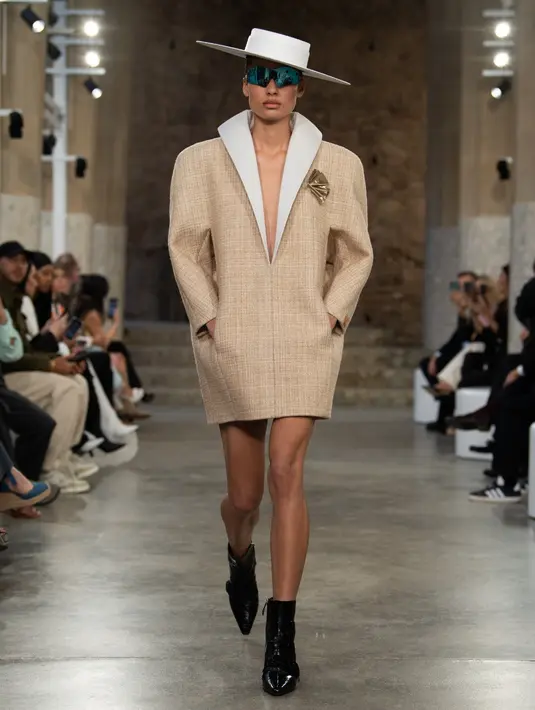Sementara itu, Louis Vuitton luncurkan koleksi cruise 2025 di Park Güell yang menakjubkan di Barcelona, ​​​​sebuah utopia arsitektur yang diciptakan oleh Antoni Gaudí yang visioner. [Dok/Louis Vuitton/@yong.lixx]