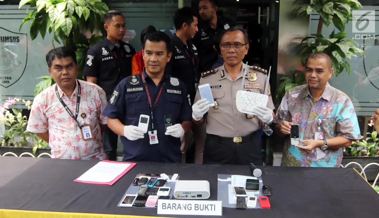Kasubbid Penmas Bidang Humas Polda Metro Jaya AKBP I Gede Nyeneng (kedua kanan) menunjukkan barang bukti dan tersangka kasus penipuan yang mengaku sebagai karyawan bank di Reskrimum Polda Metro Jaya, Jakarta, Kamis (22/3). (Liputan6.com/Arya Manggala)