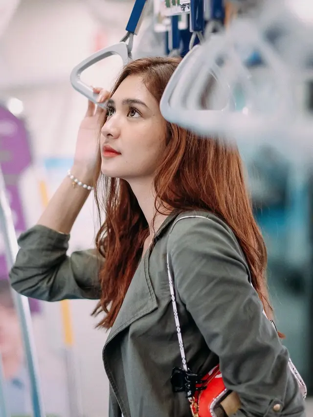 Potret Mikha Tambayong Pertama Kali Naik MRT (sumber: instagram/miktambayong)