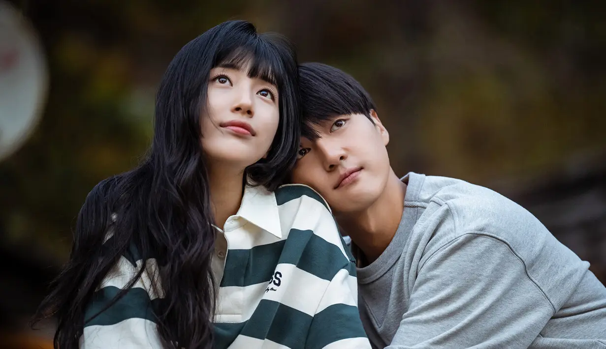 Kehidupannya yang sibuk hampir tidak menyisakan ruang untuk percintaan, namun, dia mendapati dirinya terpikat dan tertarik dengan kemunculan Doona yang tidak terduga. (Foto: Netflix)