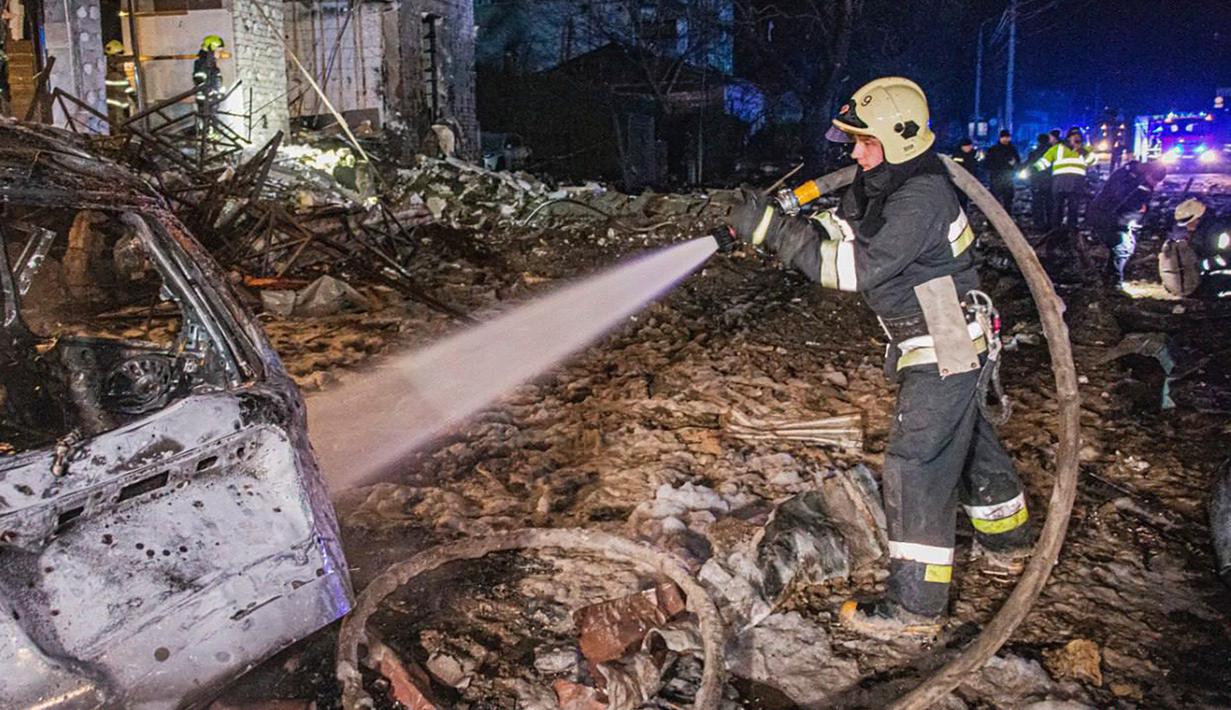 Seperti dilansir Reuters, Kamis (11/1/2024), serangan rudal Rusia itu mengenai sebuah hotel di pusat kota Kharkiv pada Rabu (10/1) tengah malam waktu setempat. (Ukrainian Emergency Service via AP)