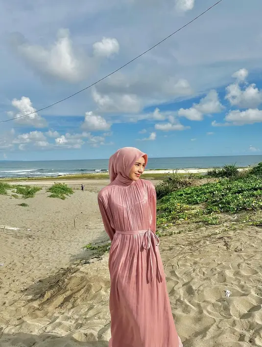Meski sudah jadi istri pejabat, Beby Tsabina pertahankan eksistensinya di dunia hiburan sebagai aktris [@bebytsabina]