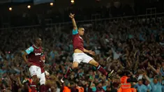 Manchester United menelan kekalahan 2-3 dari West Ham United dalam laga pekan ke-35 Premier League di Boleyn Ground, Rabu (11/5/2016) dini hari WIB. Winston Reid menjadi penentu kemenangan West Ham. (Action Images via Reuters/John Sibley)