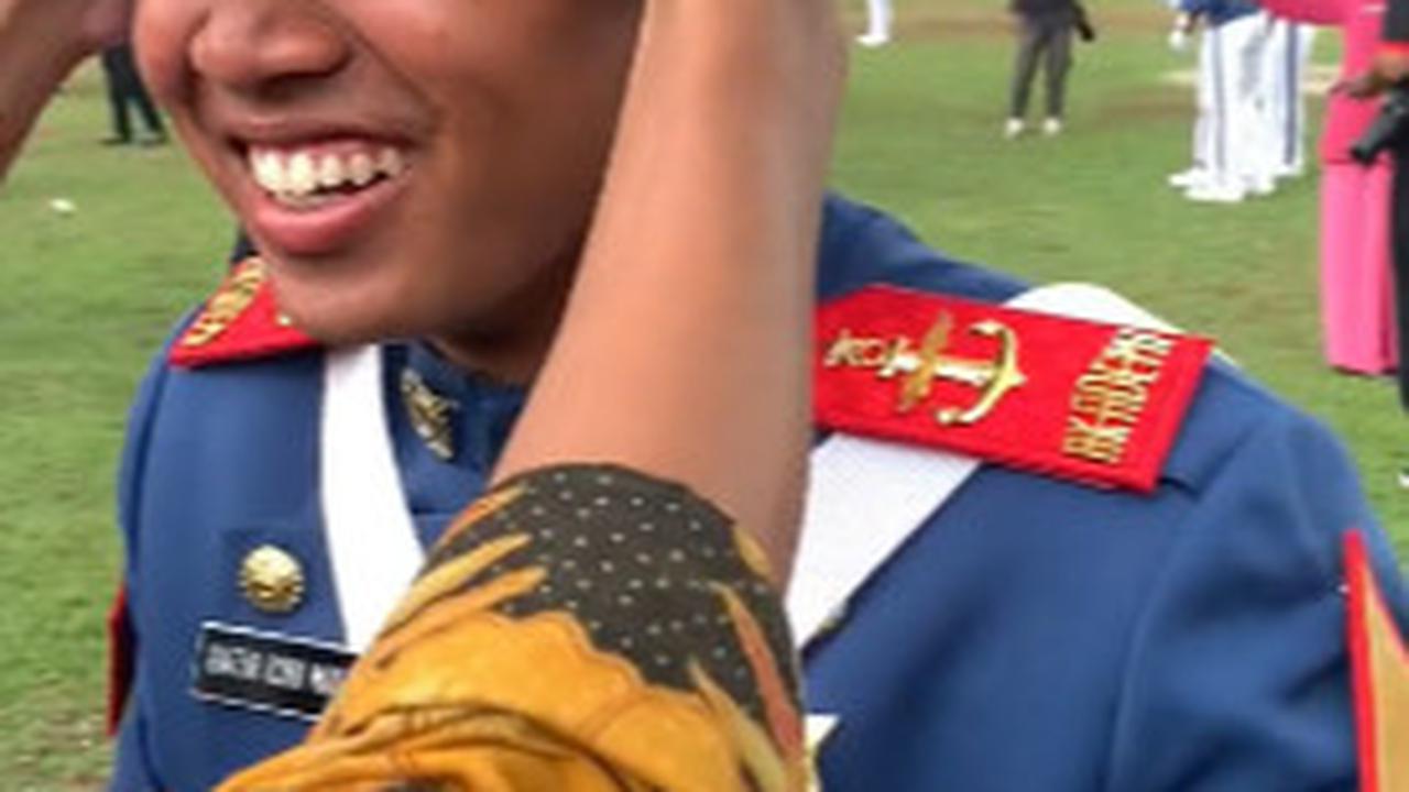 Salah satu temannya pun sempat membenarkan topi sang perwira muda. <br>
