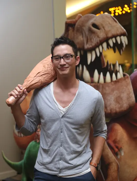 Bukan tanpa alasan Mike Lewis mengajak si kecil liburan ke Jepang. Rupanya di sana ia ingin mengajak Kenzou bermain di salju di mana mereka tak mendapatkan hal tersebut di Indonesia yang beriklim tropis ini. (Andy Masela/Bintang.com)