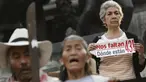 Demonstran membawa selembaran selama pawai peringatan 14 bulan hilangnya mahasiswa Universitas Ayotzinapa Raul Isidro Burgos di Meksiko, (26/11). Mereka menuntut Presiden Meksiko memberi kejelasan atas nasib 43 siswa yang hilang. (REUTERS/Daniel Becerril)