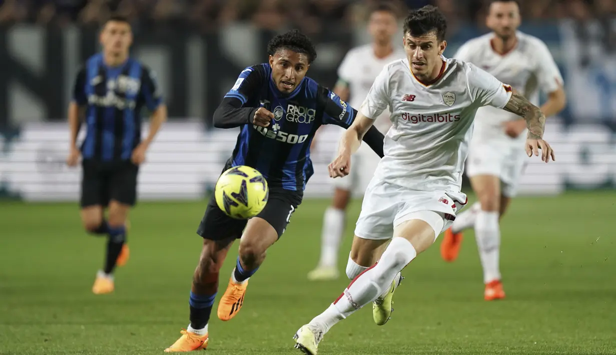 Pemain Atalanta, Ederson (kiri) berebut bola dengan pemain AS Roma, Roger Ibanez pada laga pekan ke-31 Liga Italia 2022/2023 di Gewiss Stadium, Bergamo, Italia, Selasa (25/04/2023) WIB. Laga dimenangkan oleh Atalanta dengan skor 3-1. (AP Photo/LaPresse/Simone Spada)